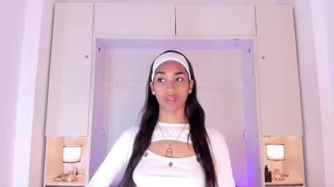 anaacollins_ online show from 13, 10, 2025