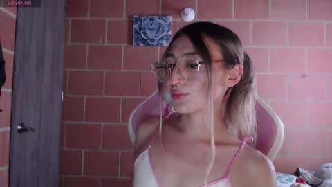 Snapshot of andrea_camila chatting on 15, 12, 2025 Andrea online show from 15, 12, 2025