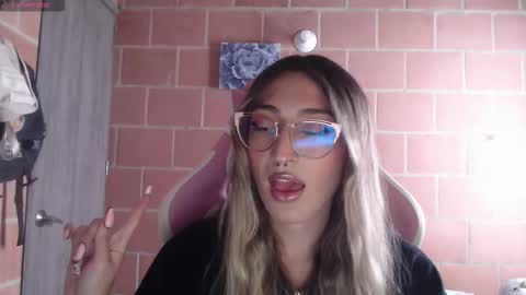 Snapshot of andrea_camila chatting on 3, 2, 2026 Andrea online show from 3, 2, 2026