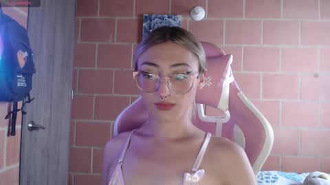 Snapshot of andrea_camila chatting on 25, 3, 2026 Andrea online show from 25, 3, 2026