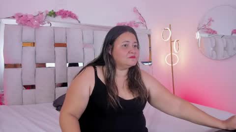 Snapshot of andreamom_ chatting on 7, 6, 2026 Andrea online show from 7, 6, 2026