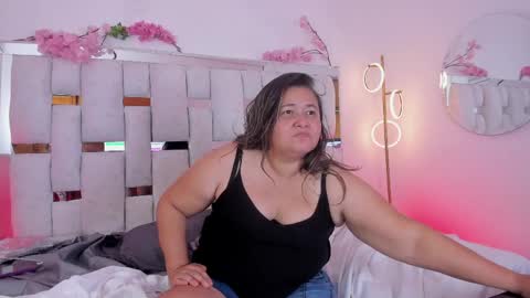 Snapshot of andreamom_ chatting on 8, 6, 2026 Andrea online show from 8, 6, 2026