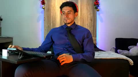 Snapshot of andrew_elliot chatting on 18, 12, 2025 Andrew online show from 18, 12, 2025