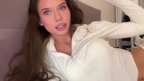 Snapshot of angel_isia chatting on 17, 4, 2026 isia online show from 17, 4, 2026