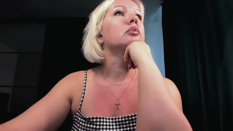 Snapshot of angelaroberti2 chatting on 5, 6, 2026 glow online show from 5, 6, 2026
