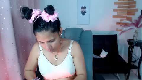 Snapshot of angelitaa_hot chatting on 8, 3, 2025 angela online show from 8, 3, 2025