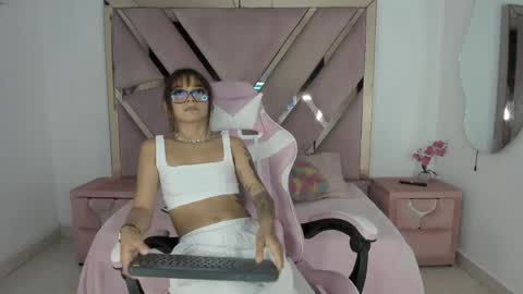 Snapshot of angell_petite01 chatting on 14, 5, 2026 angell_petite01 online show from 14, 5, 2026