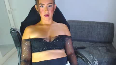 Snapshot of angie_dreamgirl chatting on 18, 11, 2025 IG angie dreamgirl01 online show from 18, 11, 2025