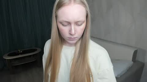 Snapshot of anhedney chatting on 19, 4, 2026 Violet online show from 19, 4, 2026