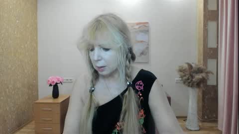 Anna Ditrih online show from 4, 4, 2026
