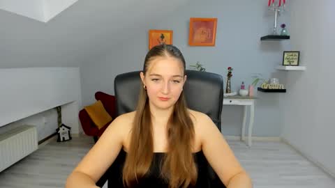 Snapshot of annewilsonn chatting on 5, 11, 2025 annewilsonn online show from 5, 11, 2025