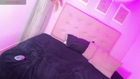 annie_dolce_ online show from 15, 4, 2026