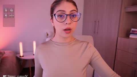 Snapshot of annie_evans24 chatting on 2, 11, 2025 Annie Evans online show from 2, 11, 2025