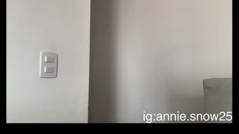 Snapshot of annie_snow_ chatting on 5, 2, 2025 JEANNE no olvides seguirme dont forget follow me uu online show from 5, 2, 2025