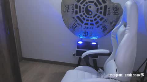 Snapshot of annie_snow_ chatting on 18, 2, 2025 JEANNE no olvides seguirme dont forget follow me uu online show from 18, 2, 2025