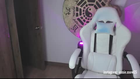 Snapshot of annie_snow_ chatting on 22, 2, 2025 JEANNE no olvides seguirme dont forget follow me uu online show from 22, 2, 2025
