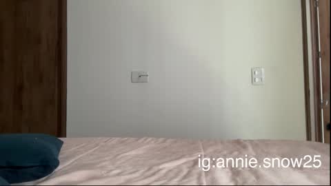 Snapshot of annie_snow_ chatting on 6, 3, 2025 JEANNE no olvides seguirme dont forget follow me uu online show from 6, 3, 2025