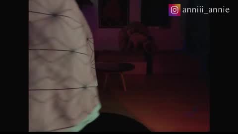 Snapshot of annie_snow_ chatting on 11, 11, 2025 JEANNE no olvides seguirme dont forget follow me uu online show from 11, 11, 2025