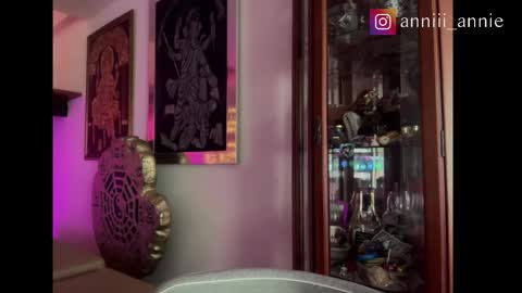 Snapshot of annie_snow_ chatting on 21, 11, 2025 JEANNE no olvides seguirme dont forget follow me uu online show from 21, 11, 2025