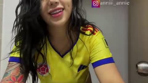 Snapshot of annie_snow_ chatting on 3, 7, 2026 JEANNE no olvides seguirme dont forget follow me uu online show from 3, 7, 2026