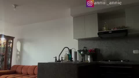 Snapshot of annie_snow_ chatting on 10, 7, 2026 JEANNE no olvides seguirme dont forget follow me uu online show from 10, 7, 2026
