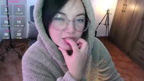 Snapshot of annie_swan_18 chatting on 5, 2, 2025 LAURA - A n n i e S w a n online show from 5, 2, 2025