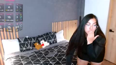 Annie Volker online show from 6, 10, 2025