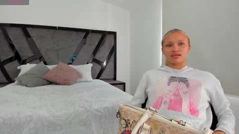 Snapshot of annieandstefan chatting on 22, 1, 2025 Annie and Stefan online show from 22, 1, 2025