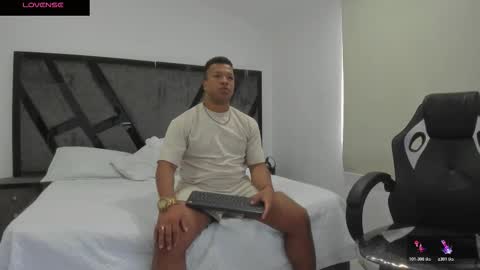 Snapshot of annieandstefan chatting on 25, 10, 2025 Annie and Stefan online show from 25, 10, 2025