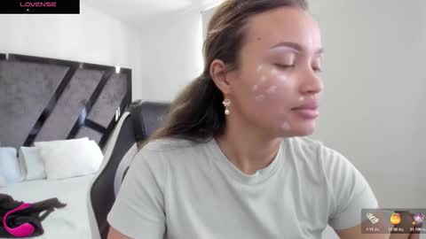 Snapshot of annieandstefan chatting on 21, 11, 2025 Annie and Stefan online show from 21, 11, 2025