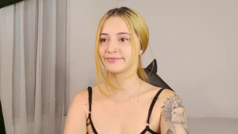 Snapshot of anniemora_ chatting on 25, 6, 2026 Annie online show from 25, 6, 2026