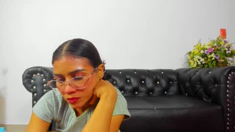 Snapshot of annylittle_ chatting on 14, 12, 2025 LittleSunny My schedule 1400 - 2200 GMT -5 online show from 14, 12, 2025