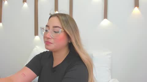 Snapshot of antonella_cutie_ chatting on 21, 2, 2025 A N T O N E L L A online show from 21, 2, 2025