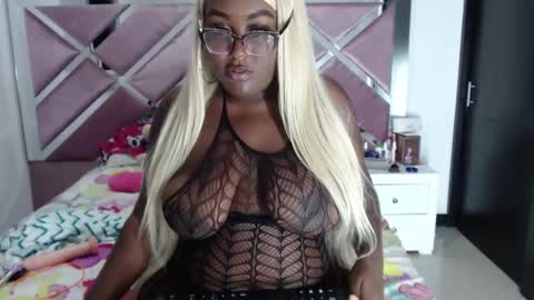 Snapshot of antonella_lenox chatting on 22, 10, 2025 AntonellaLenox online show from 22, 10, 2025