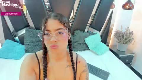 Snapshot of antonellepiercee chatting on 21, 9, 2025 A N T O N E L L E online show from 21, 9, 2025