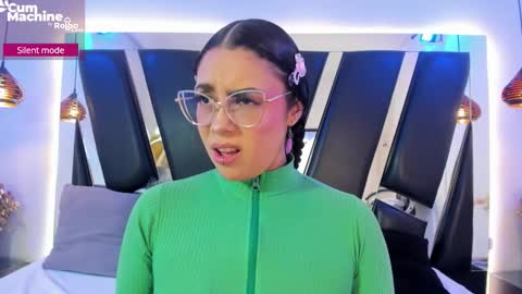 Snapshot of antonellepiercee chatting on 4, 11, 2025 A N T O N E L L E online show from 4, 11, 2025