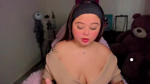   Independent model  online show from 4, 1, 2025