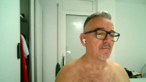 Snapshot of apixaba chatting on 30, 9, 2025 furry bear online show from 30, 9, 2025