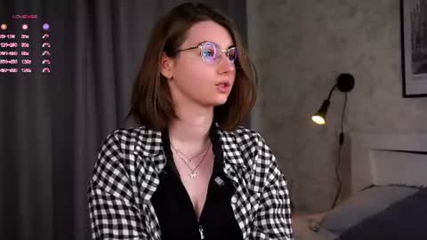 Snapshot of approche_toi_petite chatting on 21, 6, 2026 Meghan online show from 21, 6, 2026