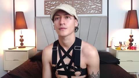 aria y orien  online show from 11, 3, 2025