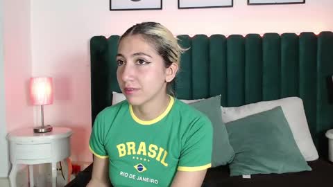 Ari Bunnie  online show from 17, 4, 2026