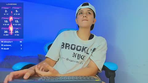 Snapshot of arontroy_wi chatting on 13, 1, 2025 noah and ivy online show from 13, 1, 2025