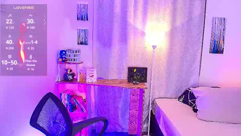 Snapshot of arontroy_wi chatting on 22, 10, 2025 noah and ivy online show from 22, 10, 2025