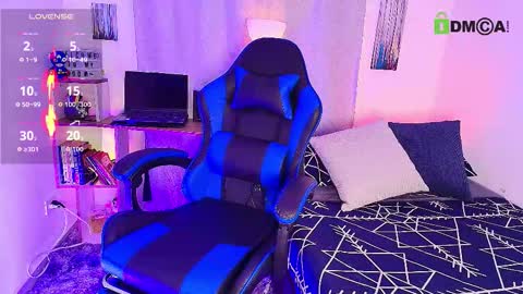 Snapshot of arontroy_wi chatting on 30, 10, 2025 noah and ivy online show from 30, 10, 2025