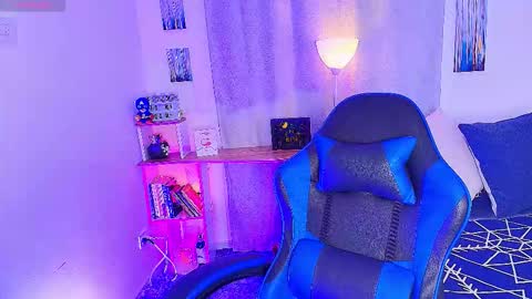 Snapshot of arontroy_wi chatting on 20, 11, 2025 noah and ivy online show from 20, 11, 2025