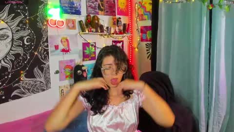 Snapshot of artsycherry chatting on 7, 5, 2026 Isabella Cherry online show from 7, 5, 2026