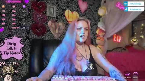 Snapshot of artsyheartsyy chatting on 14, 9, 2025 ArtsyHeartsyy online show from 14, 9, 2025