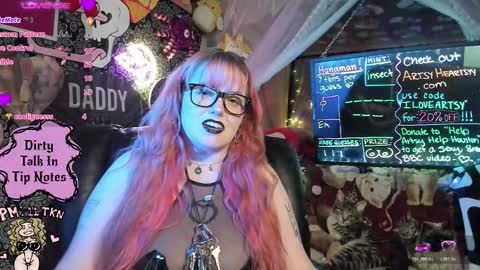Snapshot of artsyheartsyy chatting on 18, 12, 2025 ArtsyHeartsyy online show from 18, 12, 2025