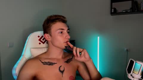 Snapshot of arturr_scott chatting on 12, 11, 2025 arturr_scott online show from 12, 11, 2025