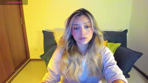 Snapshot of ary_cam230 chatting on 12, 11, 2025 Zahaara online show from 12, 11, 2025